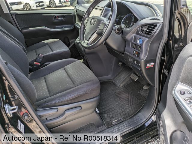 Ref No.R00518314 TOYOTA VOXY HV Image12