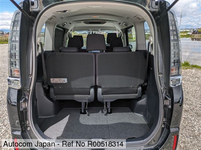 Ref No.R00518314 TOYOTA VOXY HV Image14